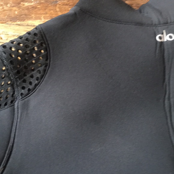 Alo Yoga cute crop top in black with Mesh detail - Picture 4 of 4